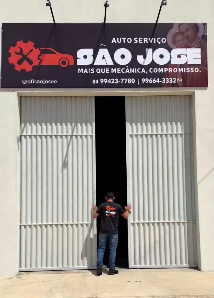Fachada da Auto Serviço São José com o letreiro e o portão aberto