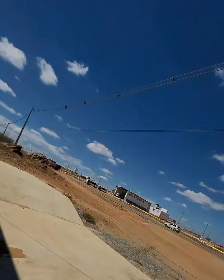 Terreno vazio onde a oficina foi construída, sob céu azul